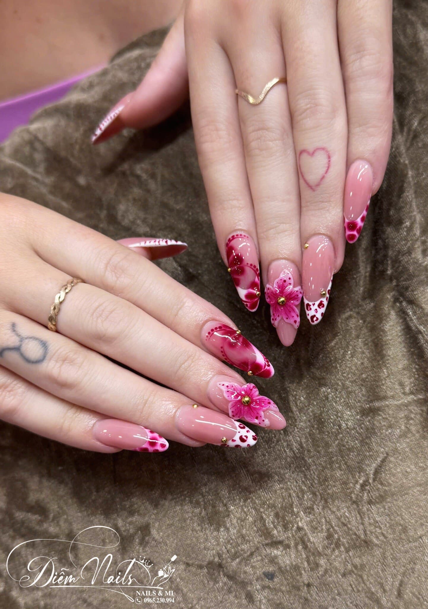 Mẫu nail vẽ hoa hồng tại Diễm Nails & Mi